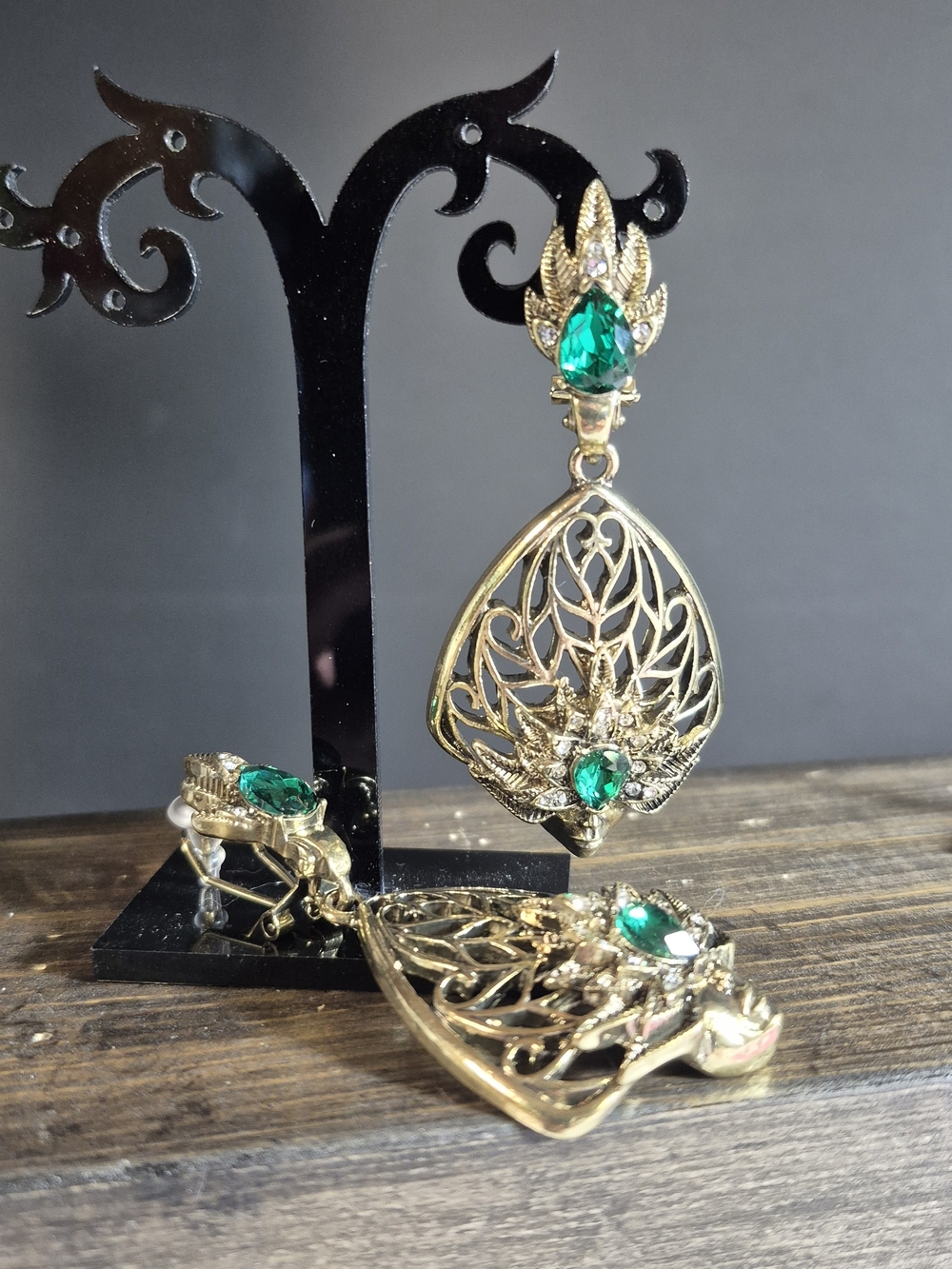 Vintage Figural Gold Filigree Earrings with Emerald Green Crystals - Picture 3 of 3